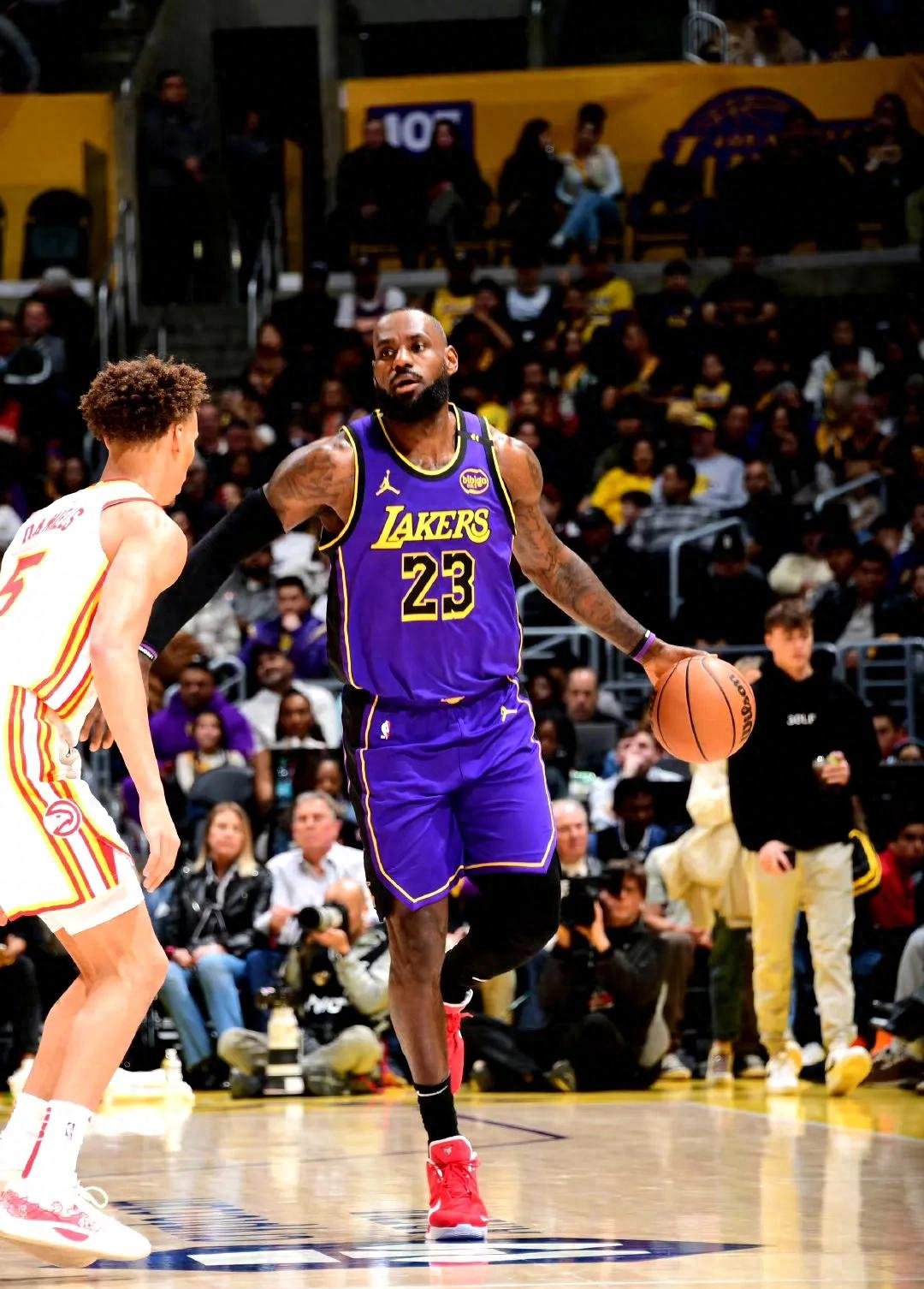 包含马刺完胜掘金，米切尔惊艳四座的词条