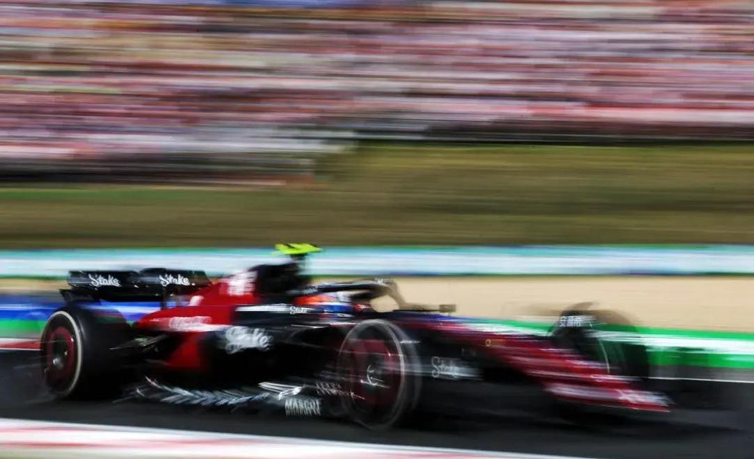 关于索伯车队鏖战威廉姆斯，周冠宇点燃赛场的信息